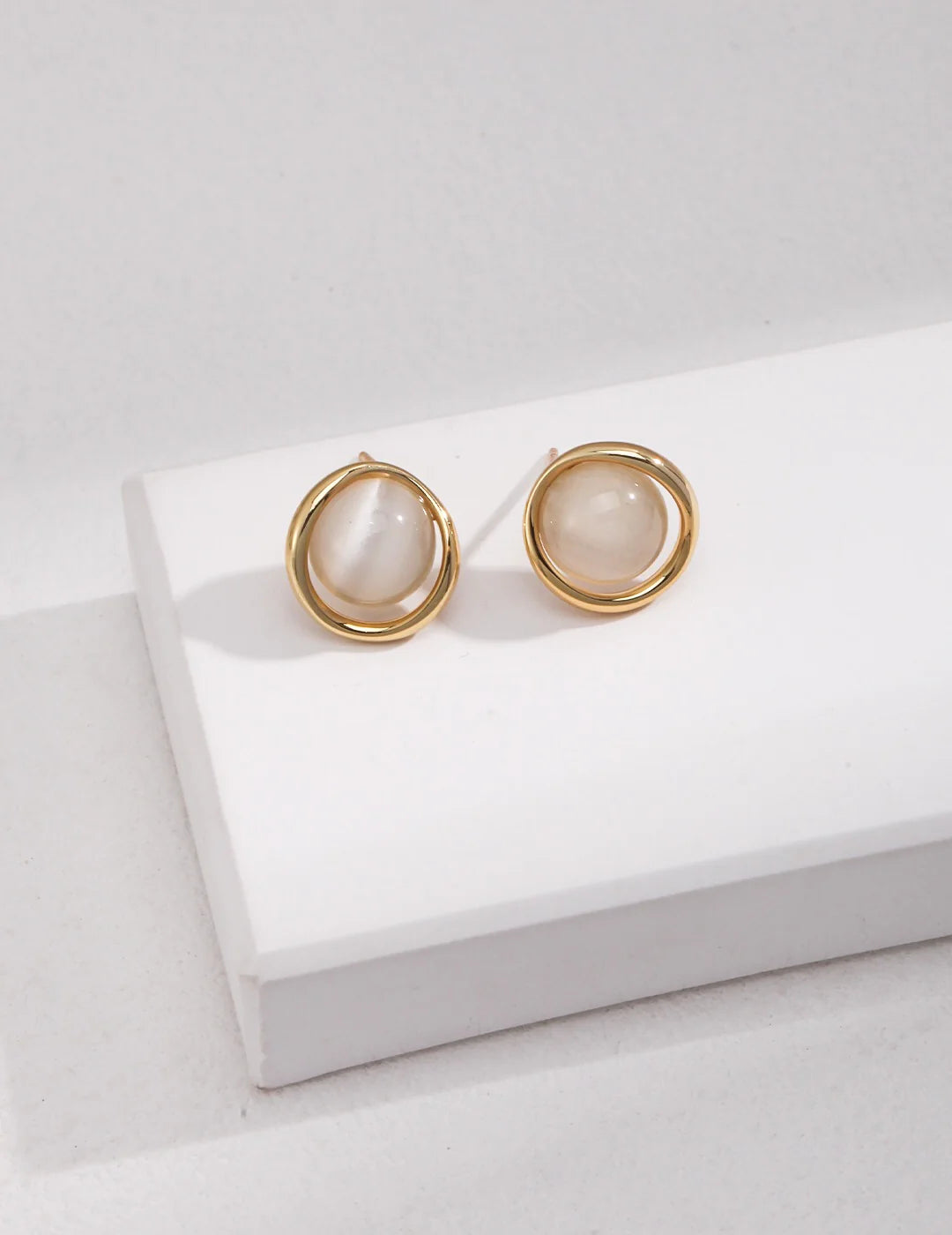 Synthetic Cat'S Eye Stud Earrings